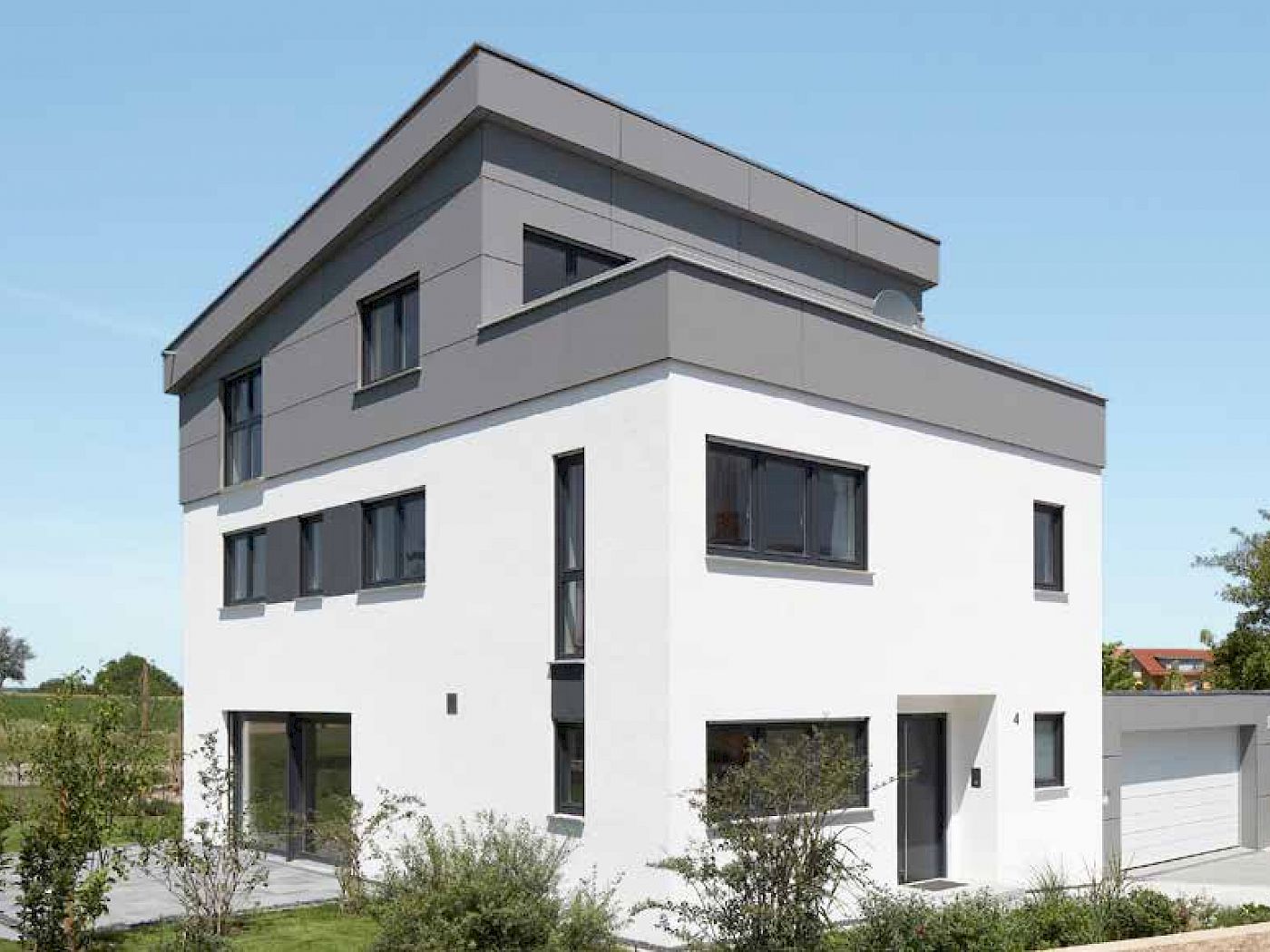 Haus mit Kunststoff-Alu-Fenstern