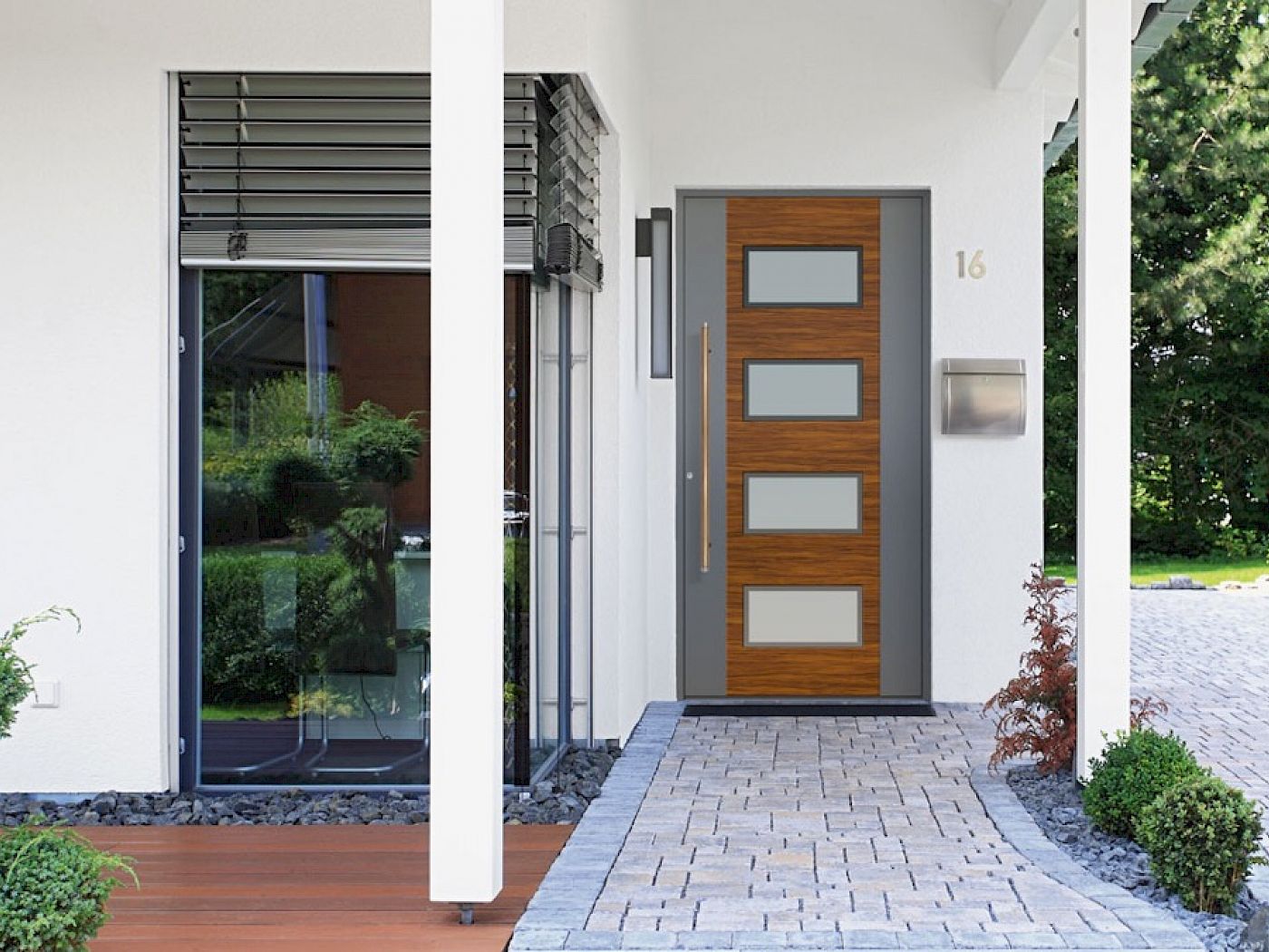 Haus mit Holz-Aluminum Türe
