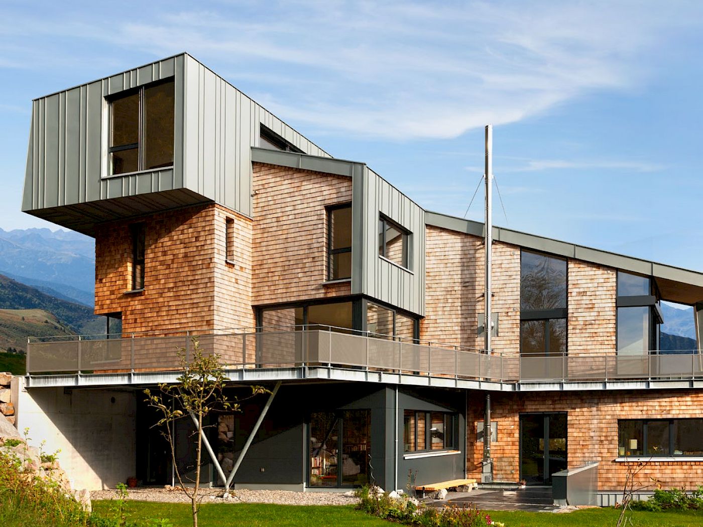 Haus mit Holz-Alu-Fenstern